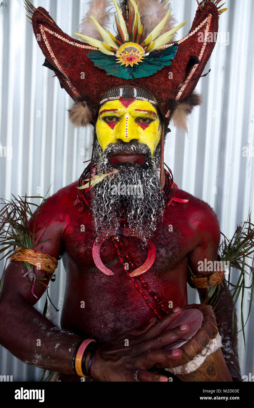 Ein Huli Wigman lackiert und gekleidet für den Mount Hagen Show in Papua-Neuguinea Stockfoto