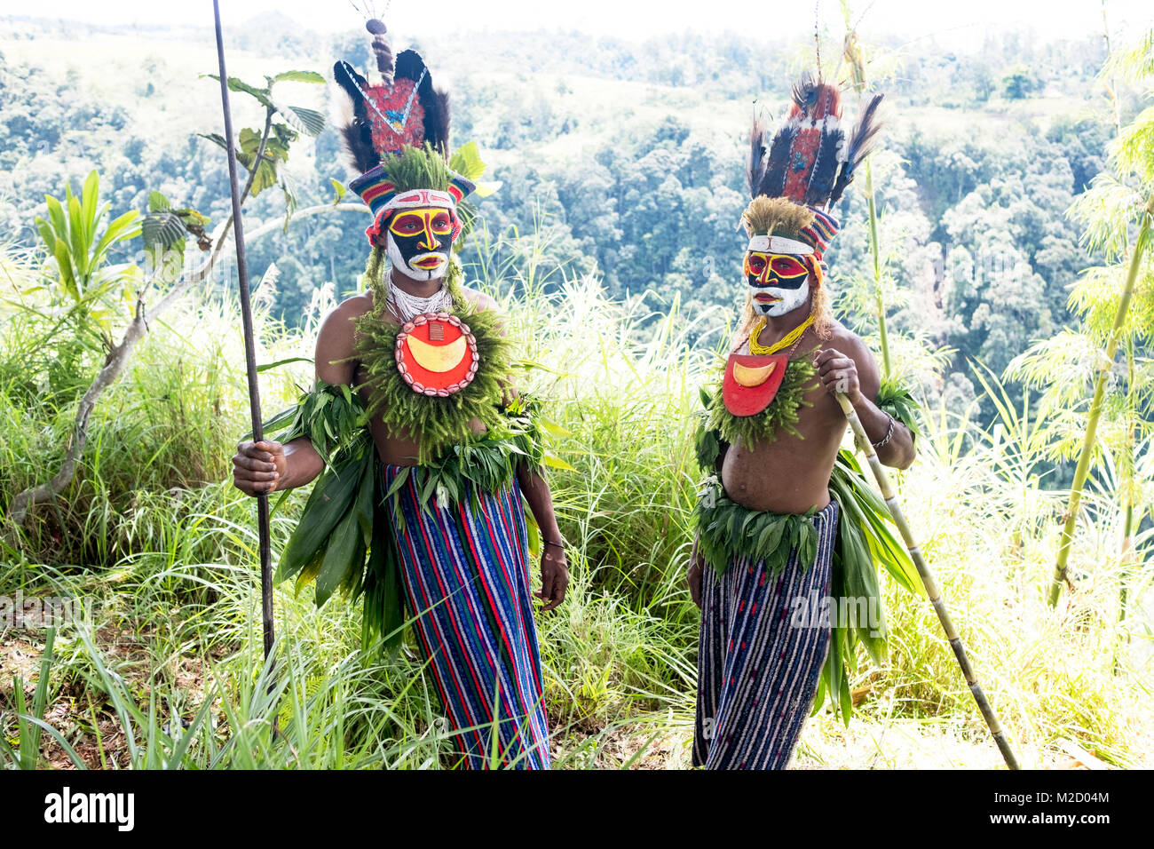 Stammesangehörige lackiert und gekleidet für den Mount Hagen Show in Papua-Neuguinea Stockfoto