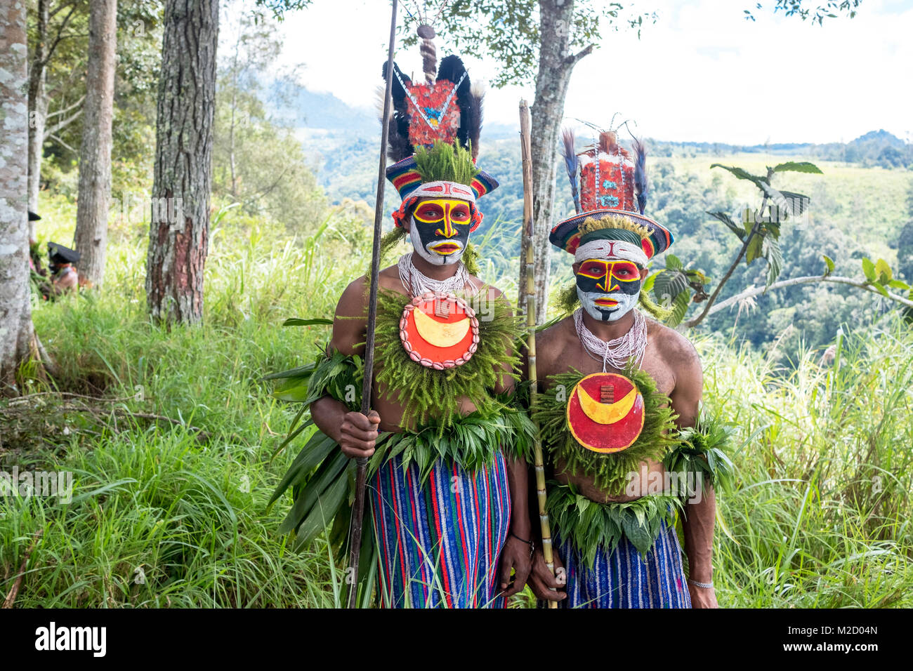 Stammesangehörige lackiert und gekleidet für den Mount Hagen Show in Papua-Neuguinea Stockfoto