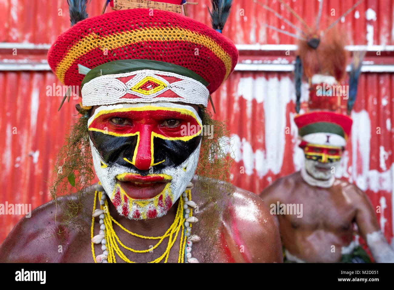 Stammesangehörige lackiert und gekleidet für den Mount Hagen Show in Papua-Neuguinea Stockfoto