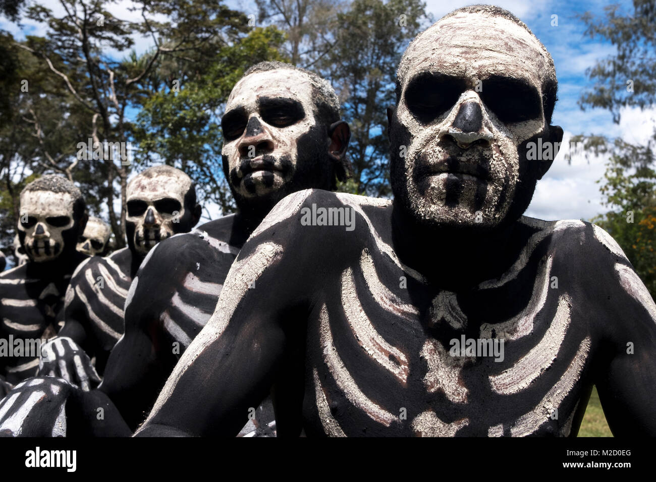 Omo Masilai Skelett Männer ausführen am Mount Hagen Show in Papua-neuguinea. Stockfoto