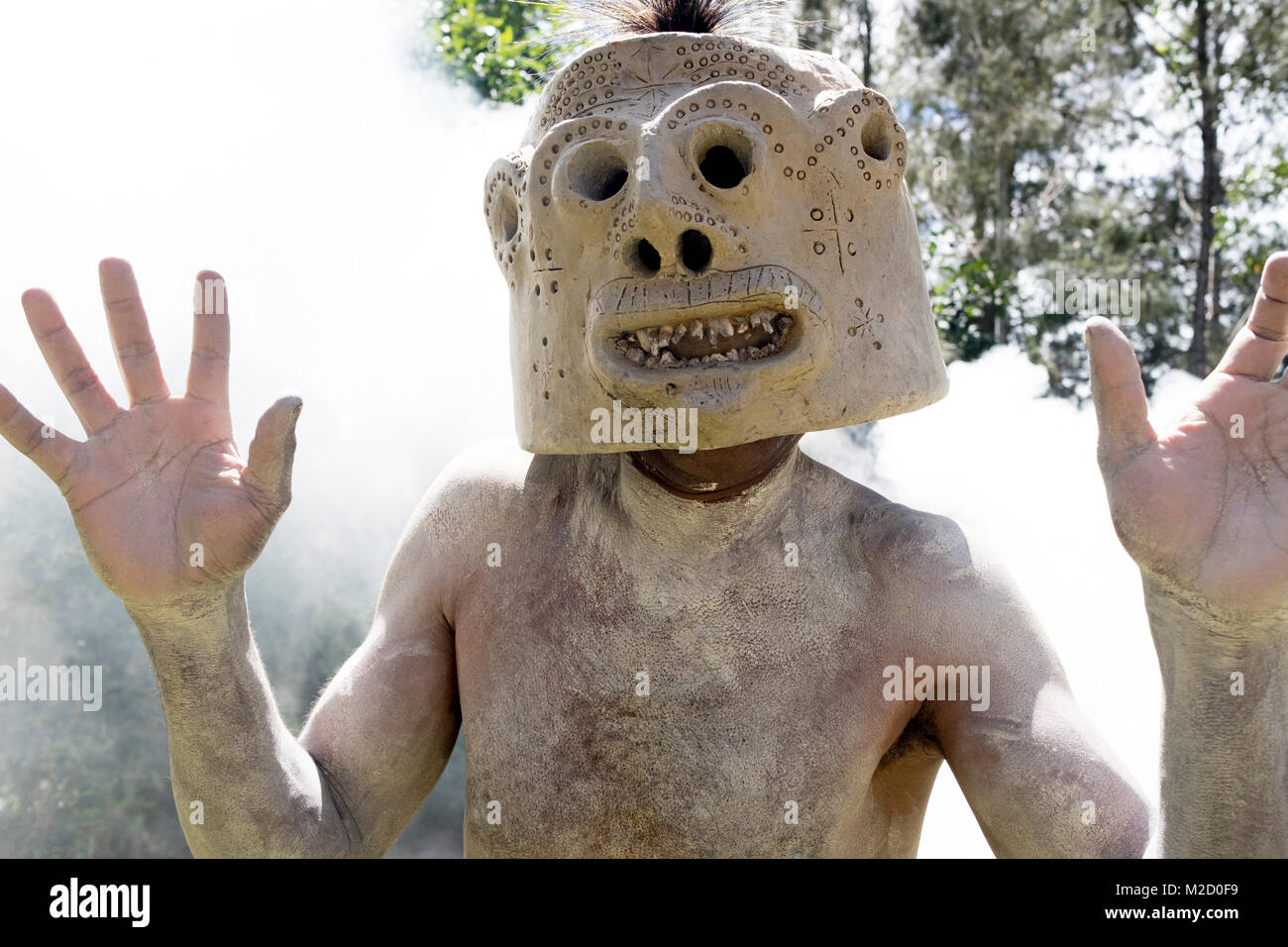 Eine Asaro Mudman führt auf dem Mount Hagen Show in Papua-Neuguinea Stockfoto