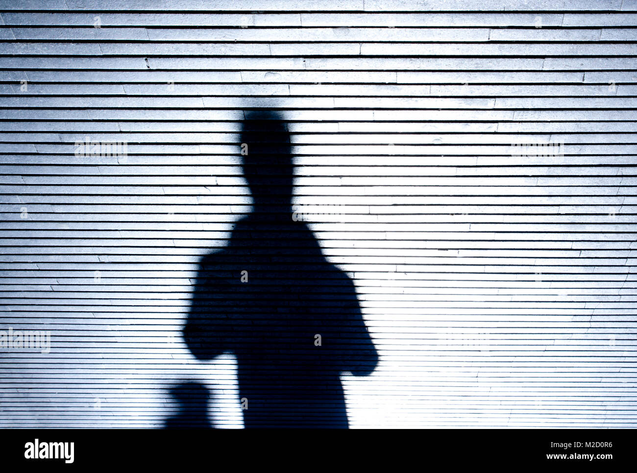 Schatten Silhouette der Menschen auf gemusterten Stadt Straße in der Nacht Stockfoto