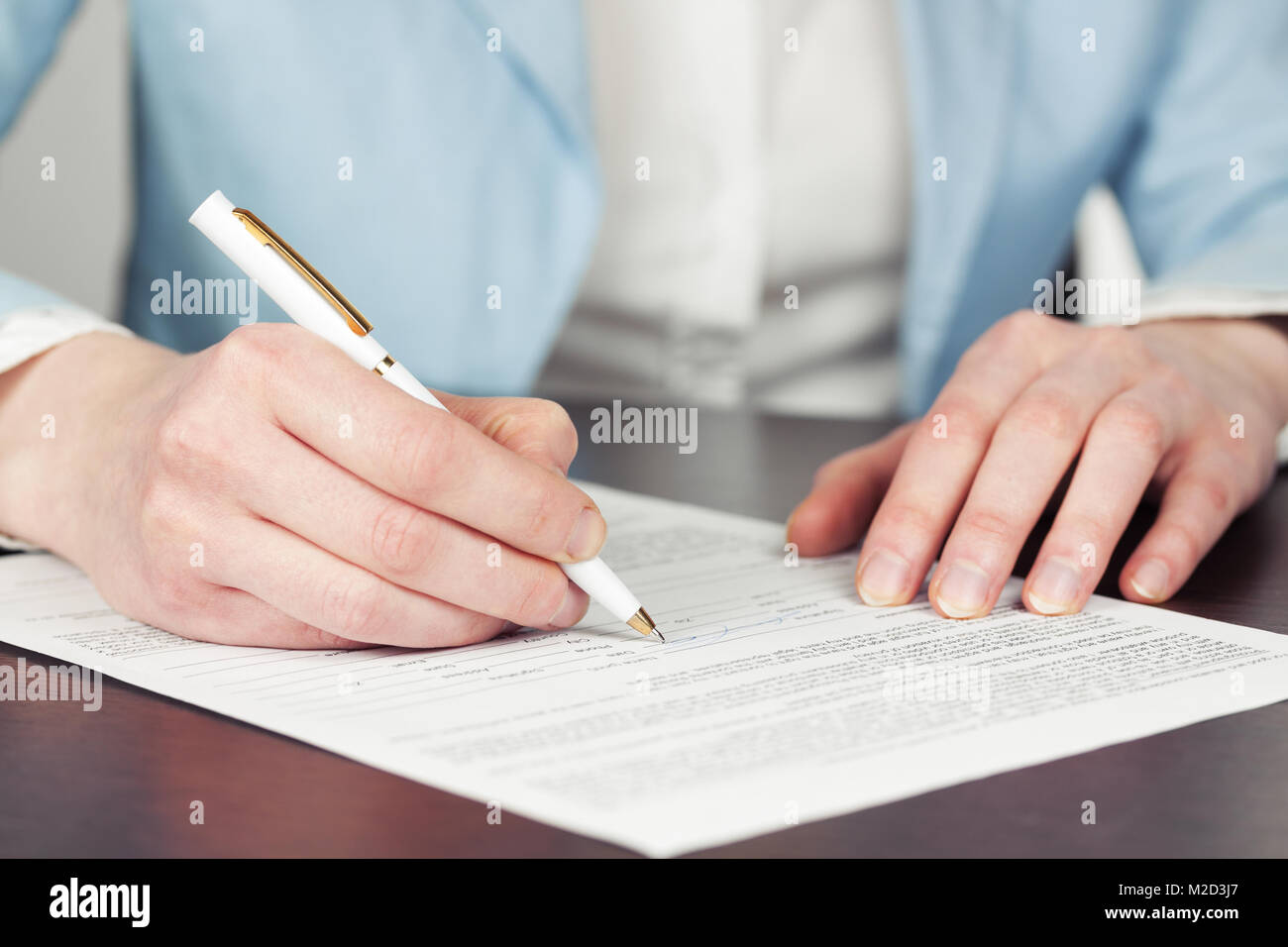 Business Frau Unterzeichnung Vertrag Stockfoto