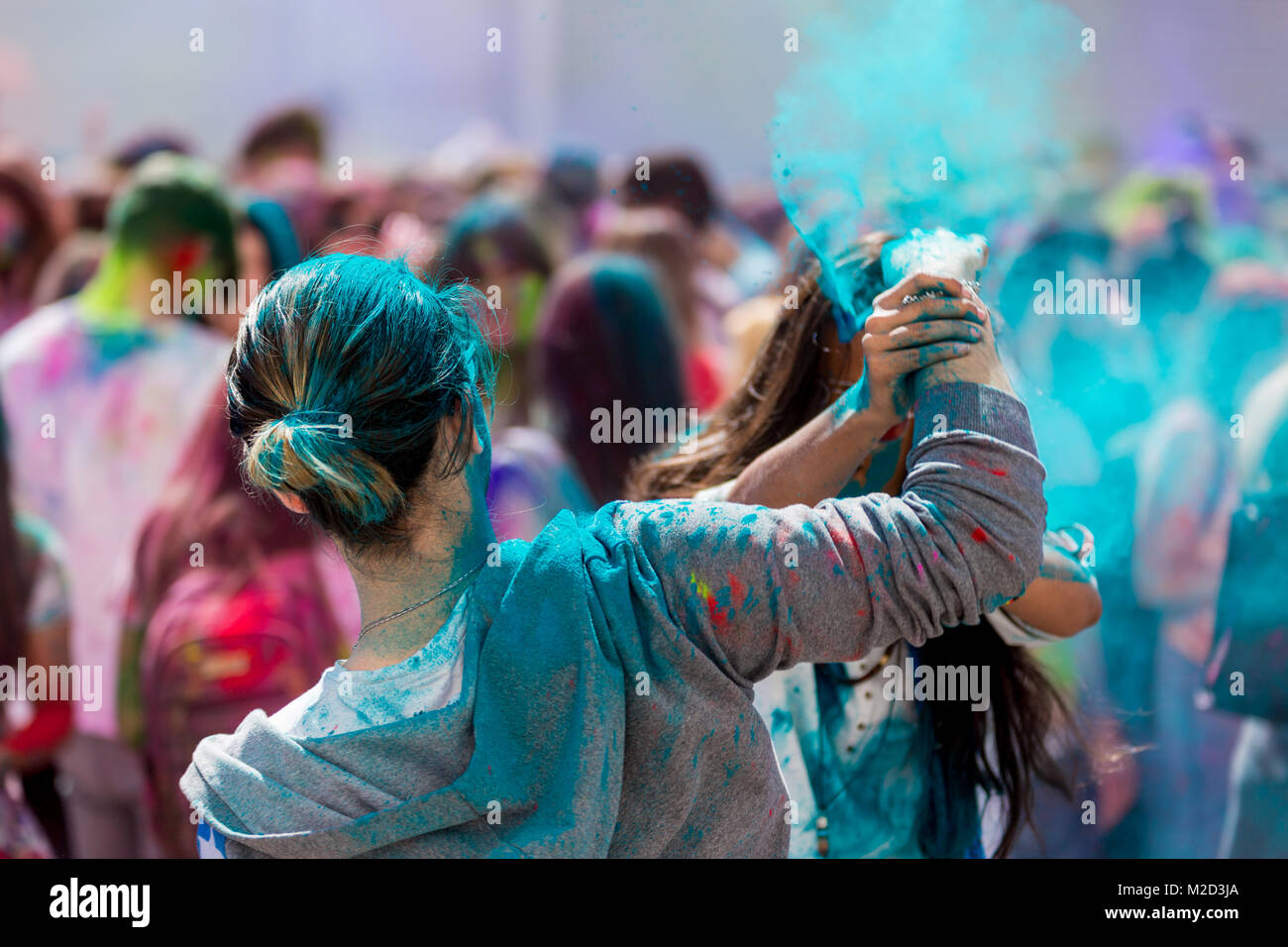 Ost Festival von Holi Festival Farben mit Kindern Spaß mit farbigem Pulver Stockfoto