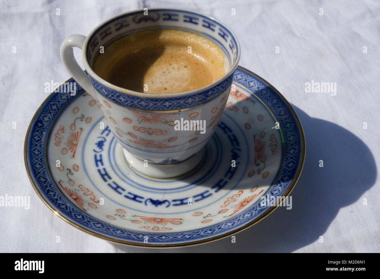 Nahaufnahme von einem Espresso im antiken China Tasse und Untertasse Stockfoto