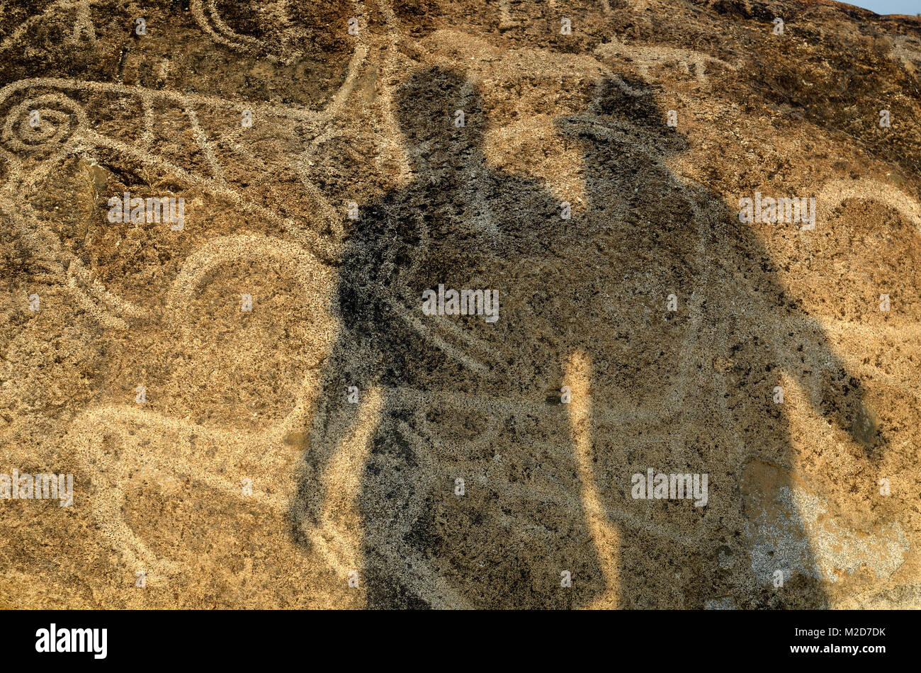 Zwei fugure auf einen Stein mit großen petroglif im Open Air Museum in Kirgisistan. Stockfoto
