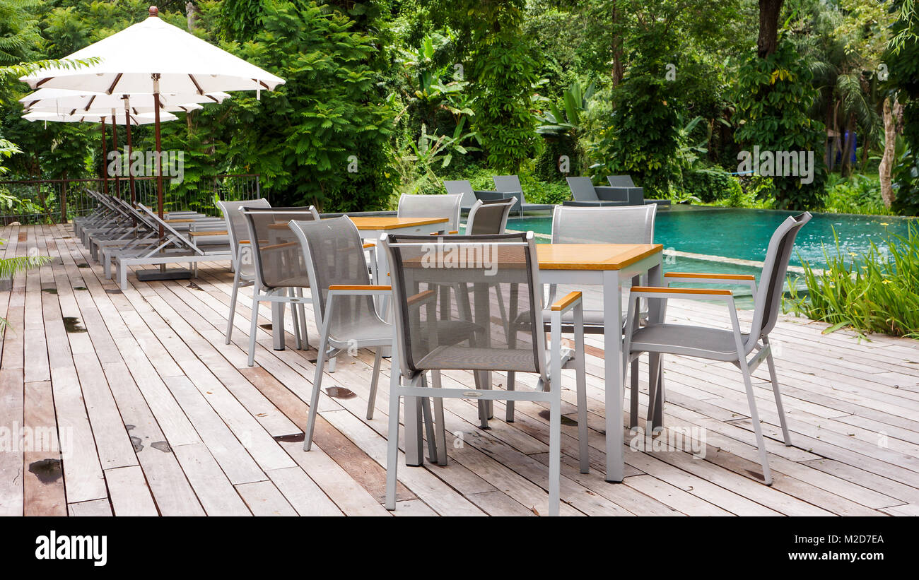 Moderne Terrasse neben Schwimmbad Stockfoto