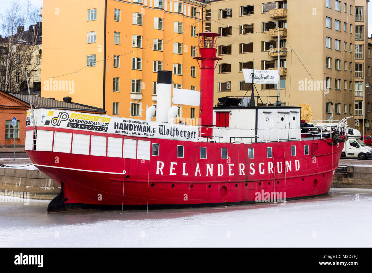 Die Majakkalaiva Relandersgrund, ein ehemaliger finnischer Feuerschiff (ein Schiff, das als Leuchtturm fungiert) rot lackiert, dient nun als Restaurant in Helsink Stockfoto