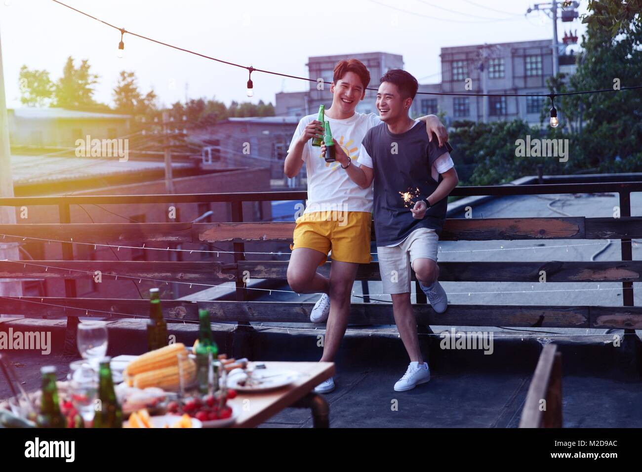 Zwei junge Männer tranken Bier Stockfoto