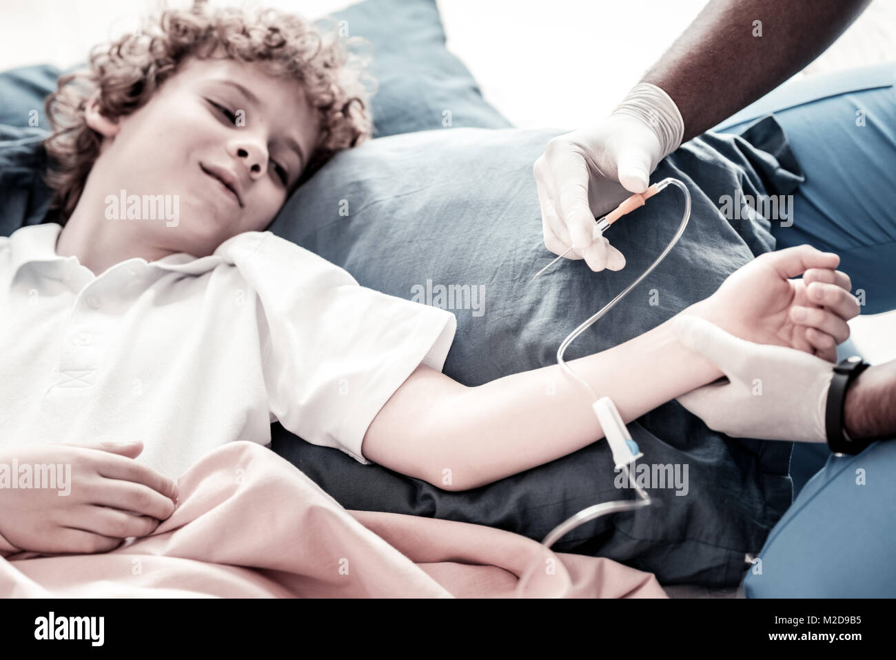 Arme kranke Kind, Arzt einfügen Tropf-Stopp Stockfoto