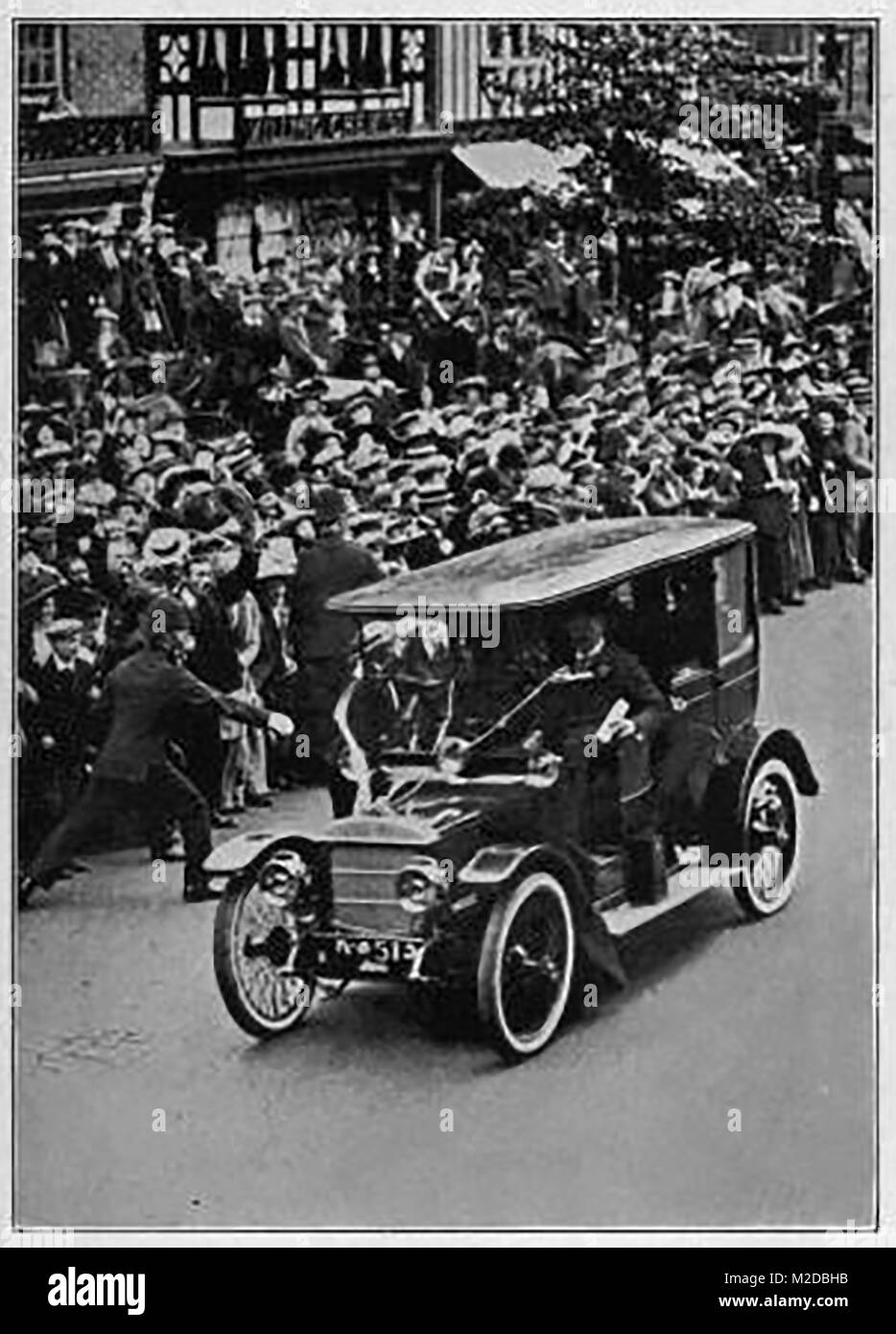 Suffragetten - ein Sack Mehl ist am Auto von Herbert Henry Asquith geworfen, 1. Earl of Oxford durch eine Suffragette in Chester Stockfoto