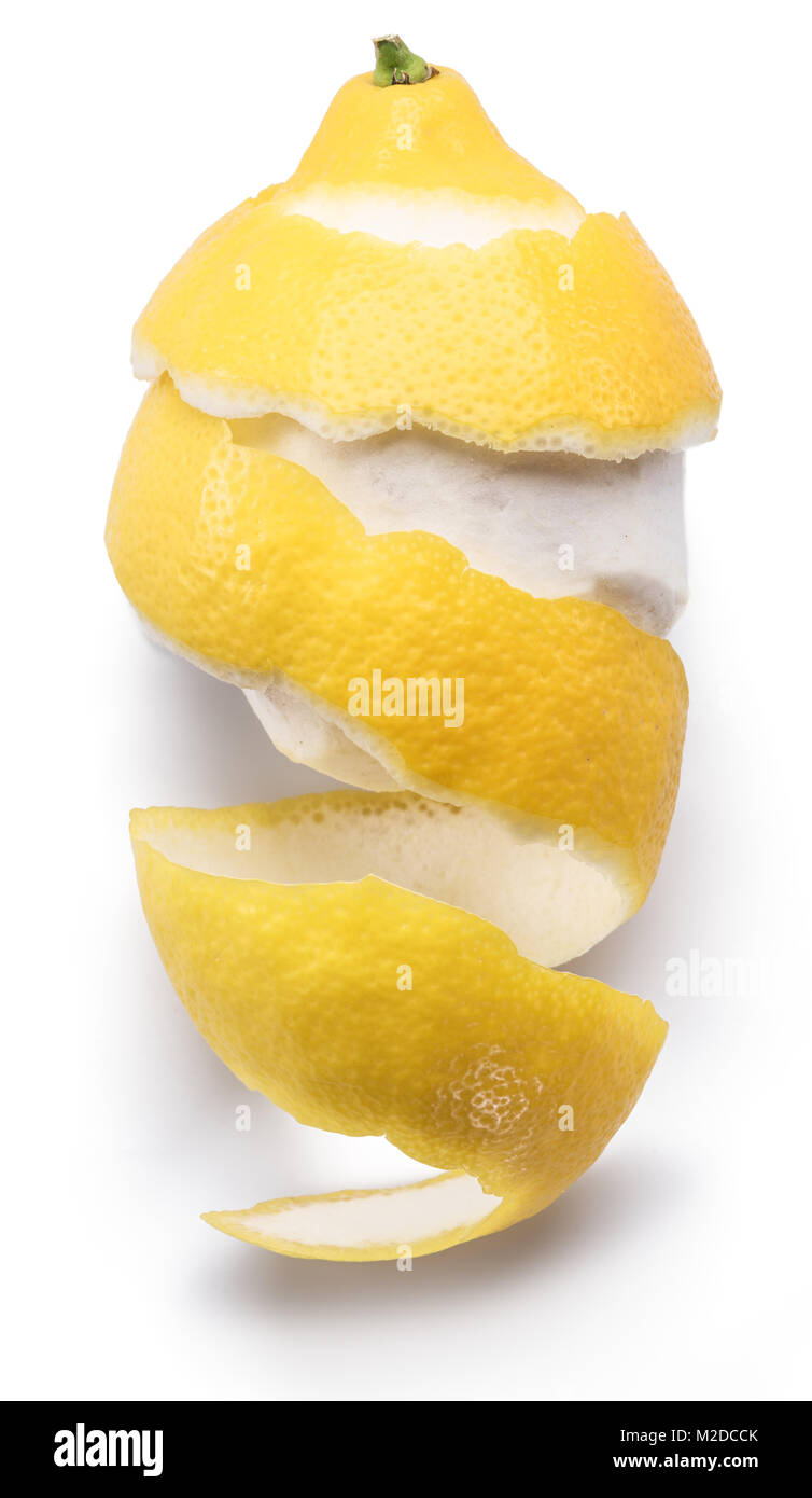 Geschälte Zitrone und Zitronenschale auf weißem Hintergrund. Close-up. Stockfoto