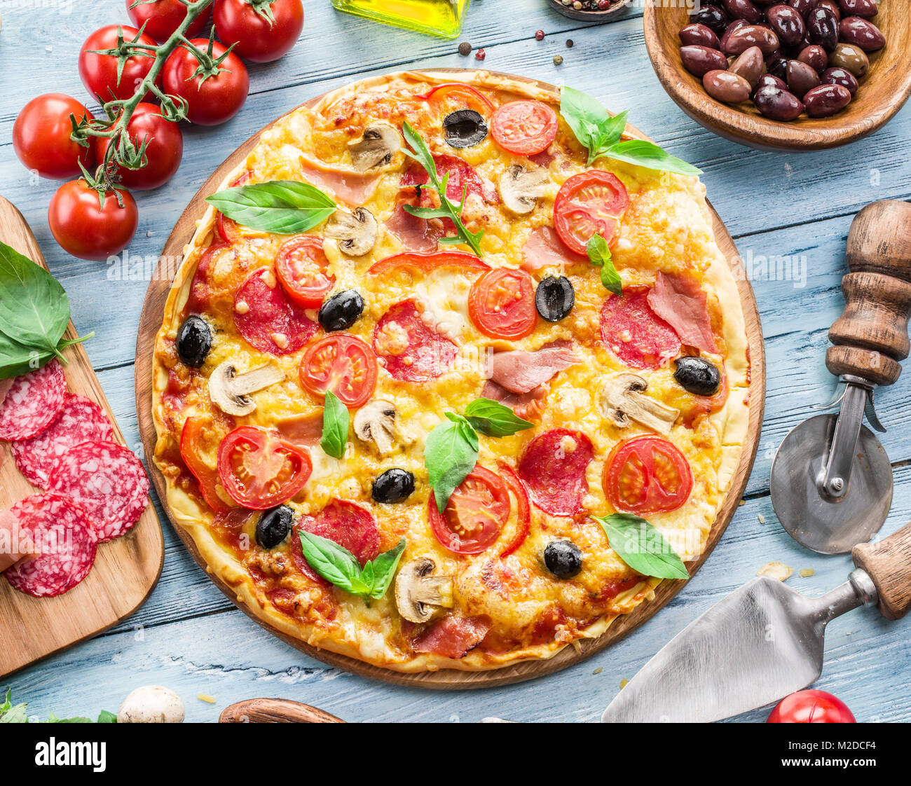 Pizza und Zutaten. Essen Hintergrund. Stockfoto