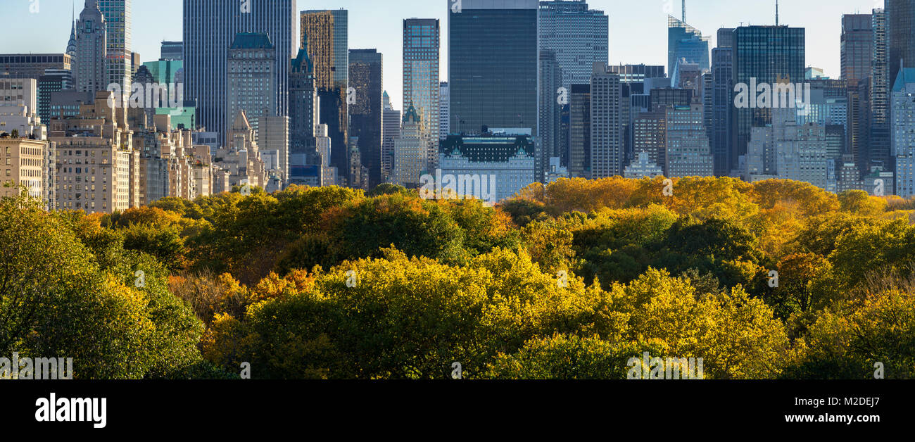 Blick auf Midtown Wolkenkratzer und Central Park Tree Tops im Herbst. Central Park South, Manhattan, New York City Stockfoto
