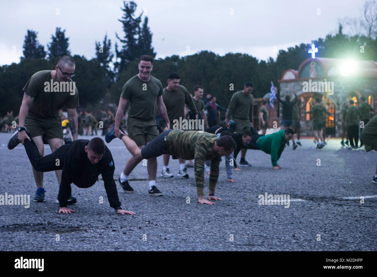 Us-Marines mit Schwarzen Meer Drehkraft 17,2 und Griechischen Marines mit 32 Marine Brigade in einem kombinierten physischen Fitness Kreislauf zu Kick-off-Übung teilnehmen, Alexander der Große in Volos, Griechenland 14.01.2018. Die Marines sind die Durchführung einer zwei-wöchigen Übung Interoperabilität zwischen den USA und der griechischen Streitkräfte zu erhöhen, und die NATO-Partnerschaften zu stärken, Unterstützung der Stabilität in der gesamten Region. Stockfoto