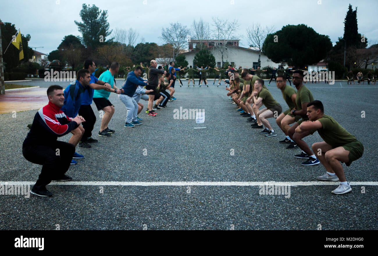 Us-Marines mit Schwarzen Meer Drehkraft 17,2 und Griechischen Marines mit 32 Marine Brigade in einem kombinierten physischen Fitness Kreislauf zu Kick-off-Übung teilnehmen, Alexander der Große in Volos, Griechenland 14.01.2018. Die Marines sind die Durchführung einer zwei-wöchigen Übung Interoperabilität zwischen den USA und der griechischen Streitkräfte zu erhöhen, und die NATO-Partnerschaften zu stärken, Unterstützung der Stabilität in der gesamten Region. Stockfoto