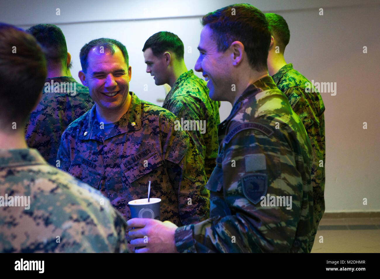 Unit Leader mit Schwarzen Meer Drehkraft 17.2. und 32 Marine Brigade während ein Meet-and-Greet in Volos, Griechenland 14.01.2018. Die US-Marines wird die Ausbildung neben der Griechischen Marines werden in der bilateralen Zusammenarbeit im Bereich der Sicherheit Training Alexander des Großen. Stockfoto