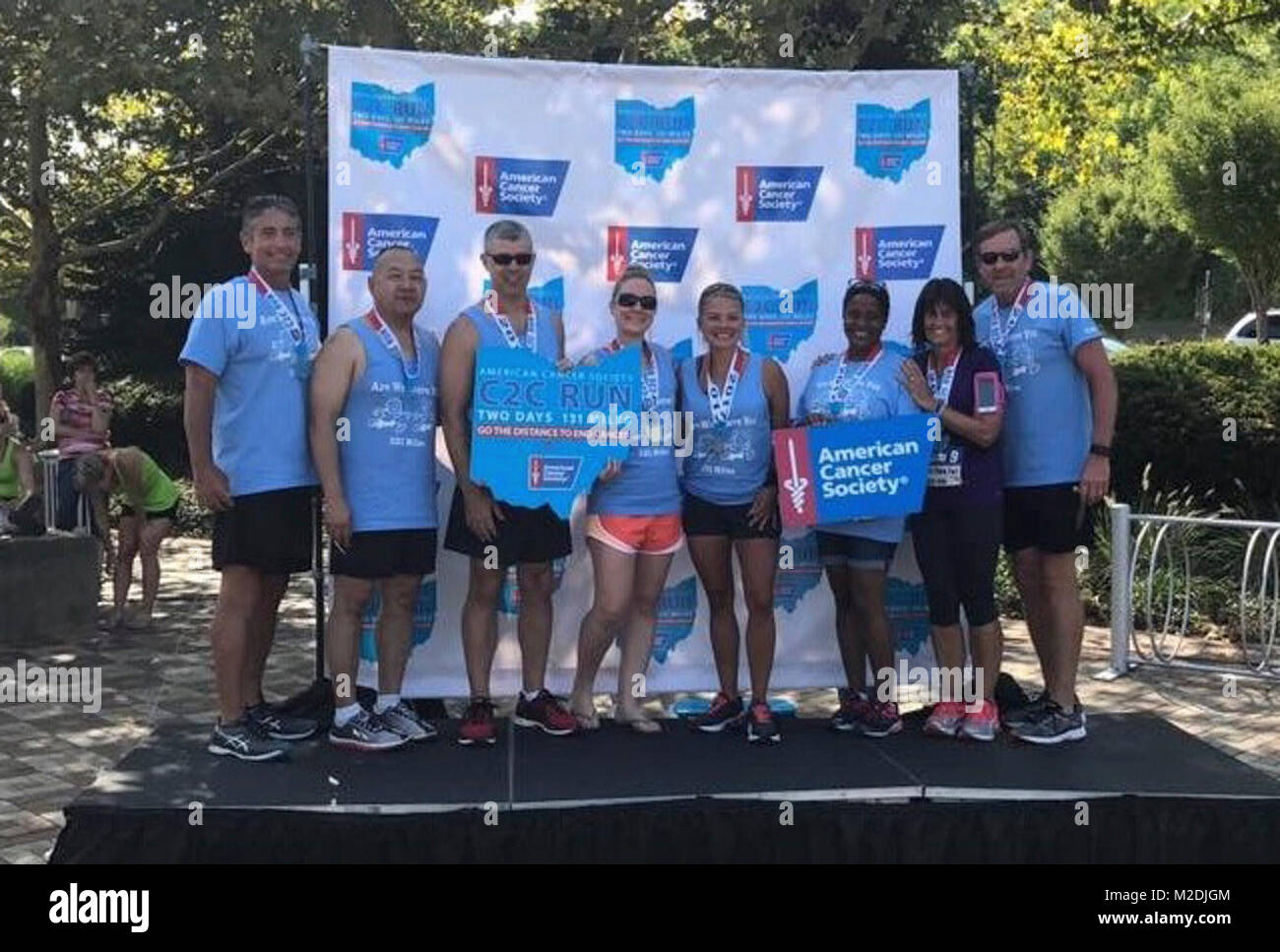 Team Sind wir schon da? Im Bild von links nach rechts: Todd Lewis, Armee, Oberst Yee Hängen, Eric Rodino, Mindy Cook, Mindy Tisone, Kim Cunningham und Kelly und Kendall Cottongim. Das Team feierte den Abschluss einer 131-mile Staffellauf 12.08.26 Auf der internationalen Freundschaft Park in Cincinnati. Die Läufer zogen Columbus über 24 Stunden vor und jeder nahm sich, Teile der Route. Stockfoto