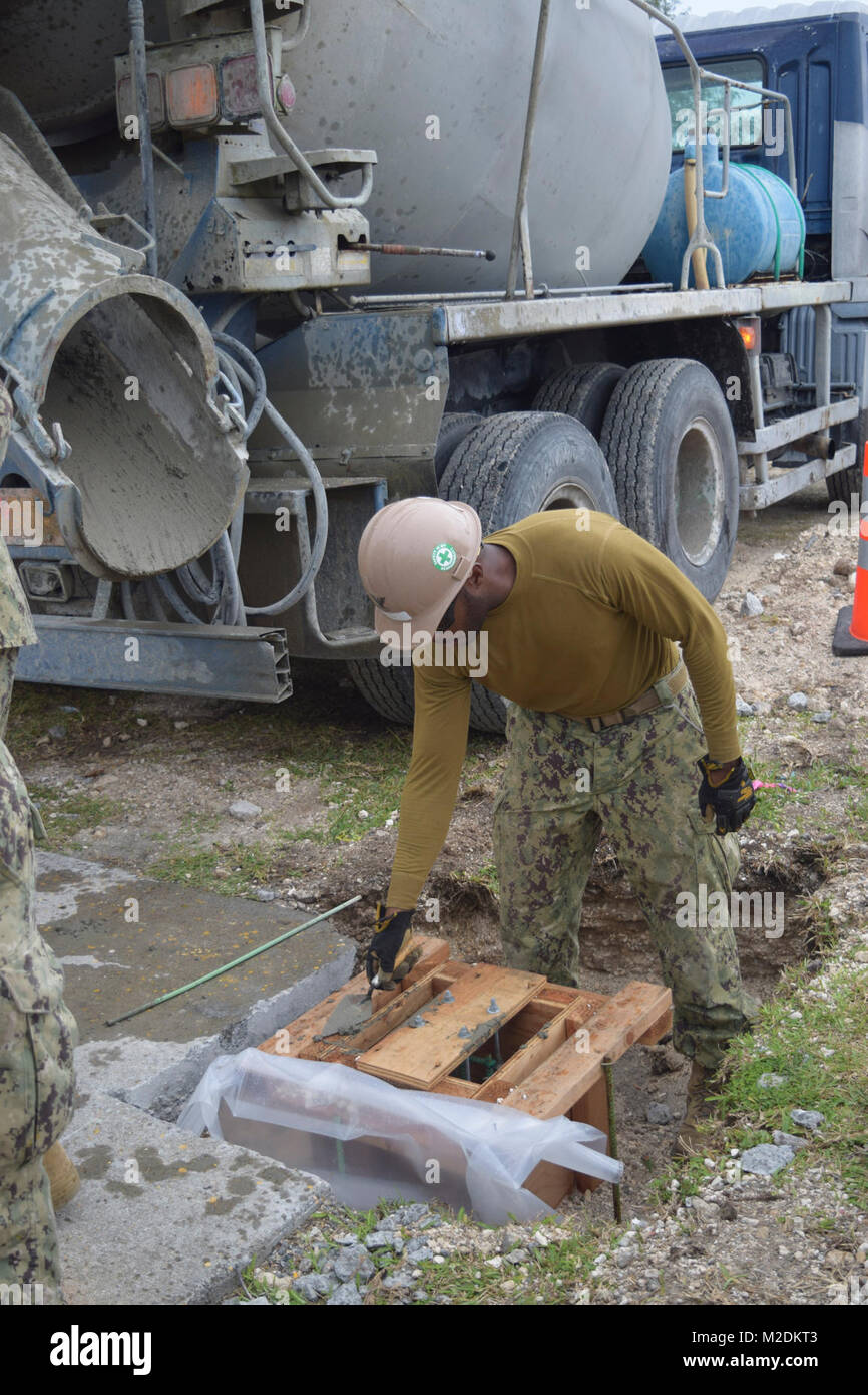 DIEGO GARCIA, Britisches Territorium im Indischen Ozean (31. 15, 2017) Builder 2. Klasse Christopher Moore zugeordnet Naval Mobile Konstruktion Bataillon (NMCB) 4, bereitet für Beton in der Fußzeile gegossen werden. NMCB 4 freut sich auf den Pazifik, bereit, größeren Kampfhandlungen zu unterstützen, humanitäre Hilfe und Katastrophenhilfe im Einsatz sind, und General Engineering Support zum Navy, Marine Corps und gemeinsamer operativer Kräfte zur Verfügung stellen. (U.S. Marine Stockfoto