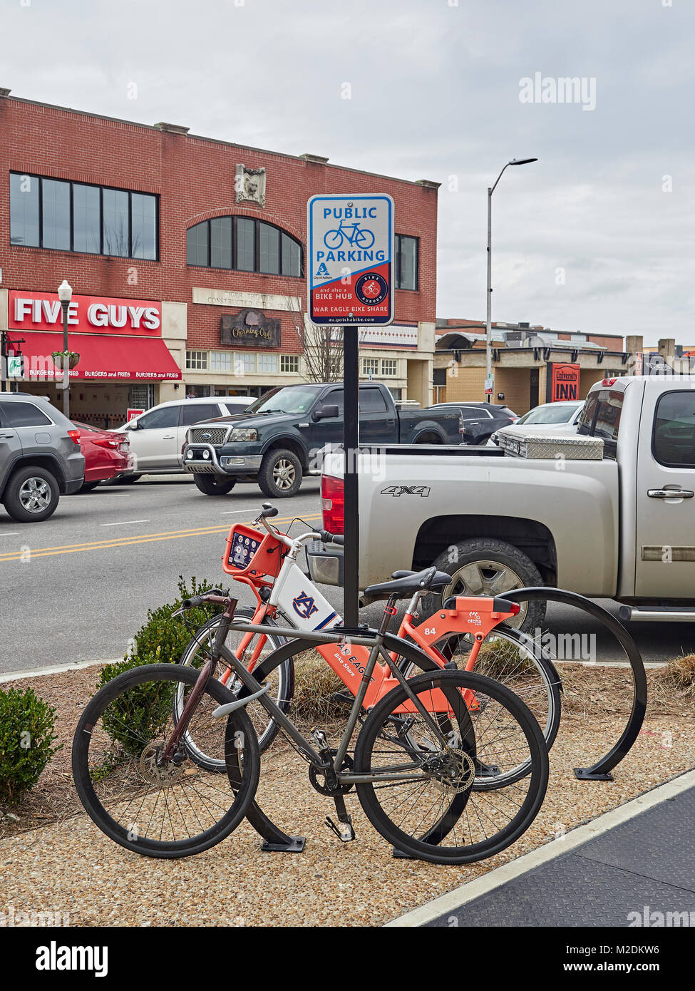 Öffentlicher Parkplatz für Fahrräder Ständer mit zwei Fahrräder geparkt wird, ist eine Fahrt mit dem Fahrrad von Teilen der Auburn Universität, als bike Hub in Auburn, Alabama USA bekannt. Stockfoto