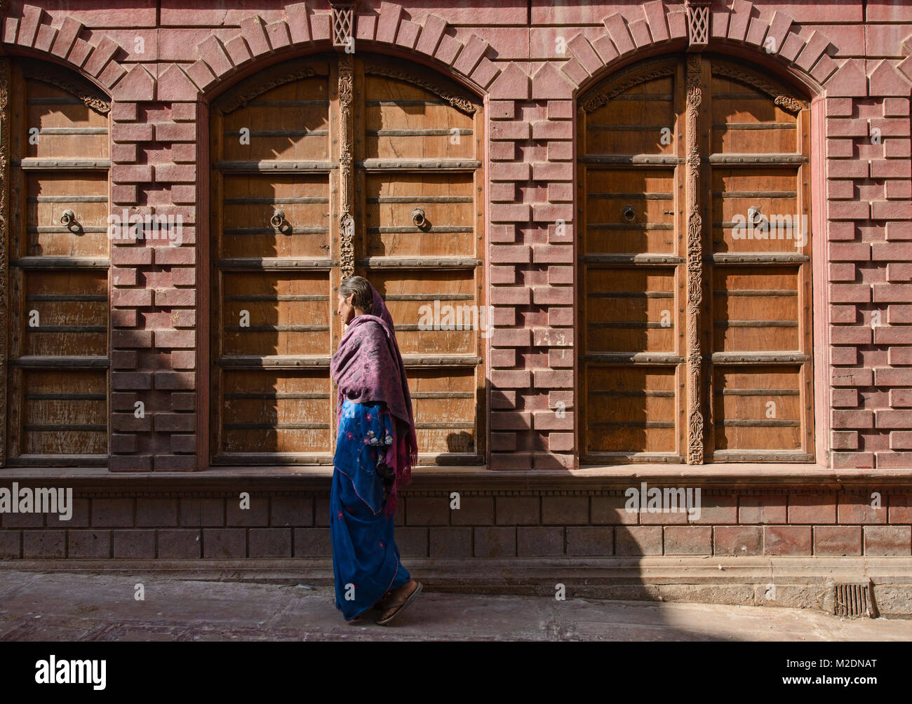 Frau vor der alten haveli Wohnungen, Bikaner, Rajasthan, Indien Stockfoto