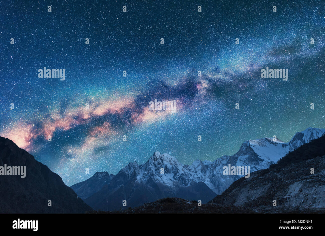 Platz. Milchstraße und die Berge. Fantastische Aussicht mit den Bergen und Sternenhimmel in der Nacht in Nepal. Berge und Himmel mit Sternen. Schöne Himalaya Stockfoto