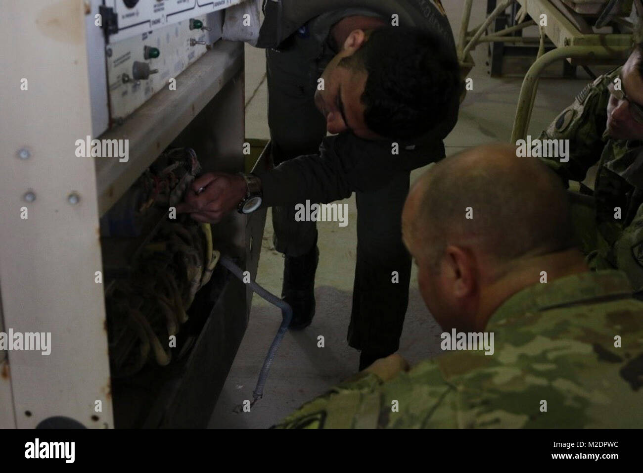 U.S. Army Staff Sgt. Douglas Horness, ein radfahrzeug Monteur zugeordnet der im Aviation Support Battalion, inspiziert ein Hobart Ground Power Unit mit einem irakischen Armee Soldat im Camp Taji, Irak, Jan. 23, 2018. Arbeiten mit Koalitionstruppen Bindungen in die Combined Joint Task Force - inhärenten Building Partner Kapazität mission lösen, die über die Ausbildung und die Verbesserung der Fähigkeit der zusammengeschlossen, um Kräfte, die ISIS konzentriert. (U.S. Armee Stockfoto