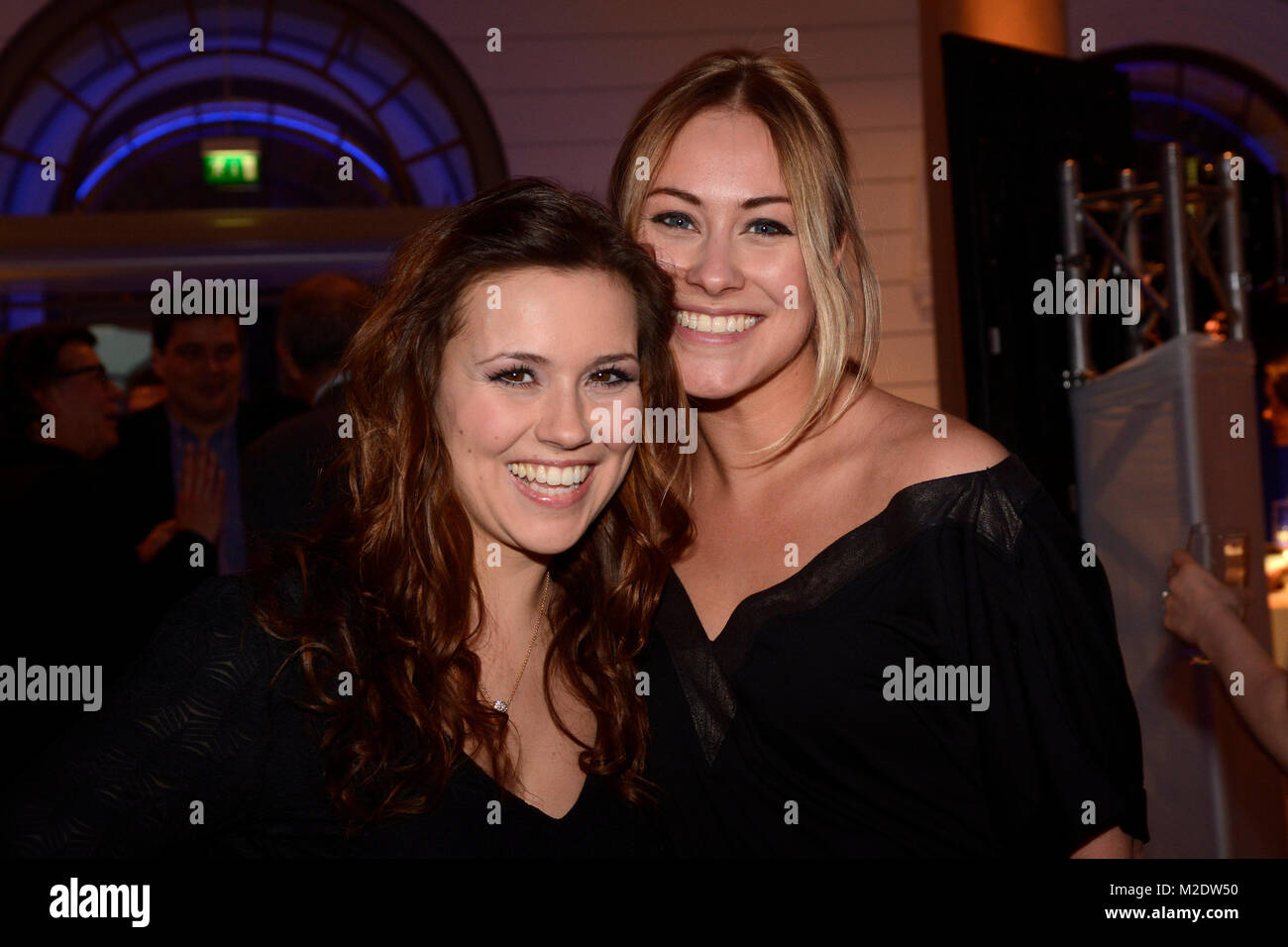 Sarah Tkotsch (li.), Sina Tkotsch bei der ARD Blue Hour Party im Museum