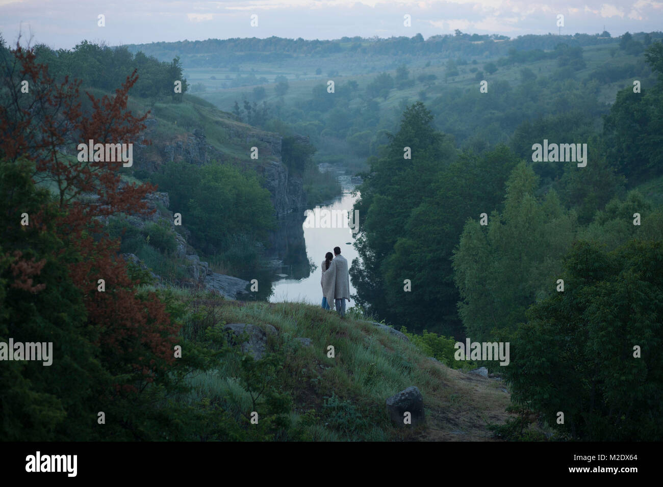 Kaukasische Paar stehend auf Hügel bewundern Fluss Stockfoto