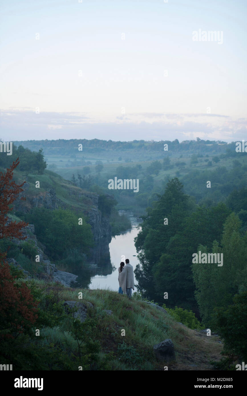 Kaukasische Paar stehend auf Hügel bewundern Fluss Stockfoto