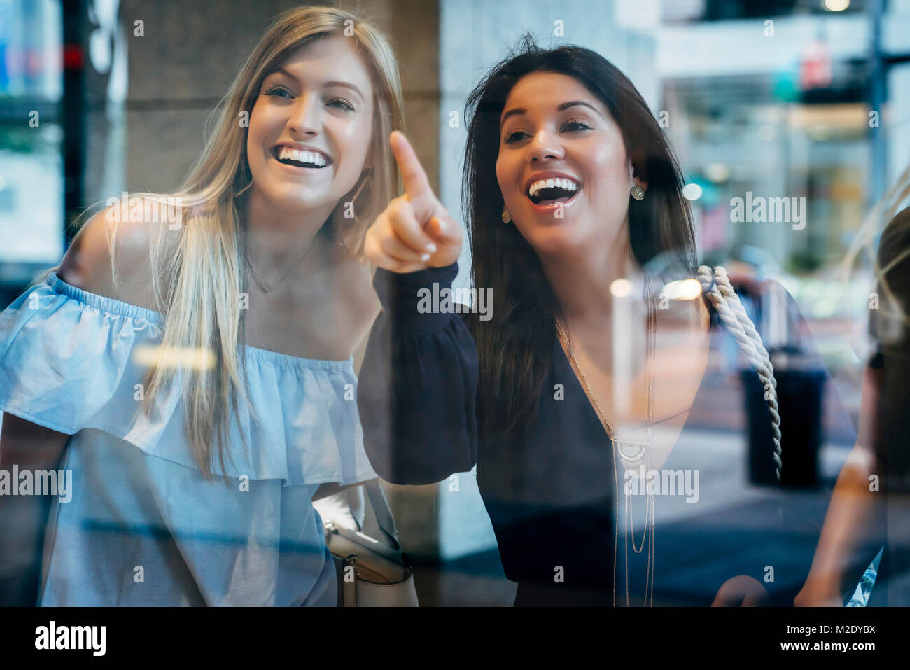 Lächelnde Frauen Window Shopping Stockfoto