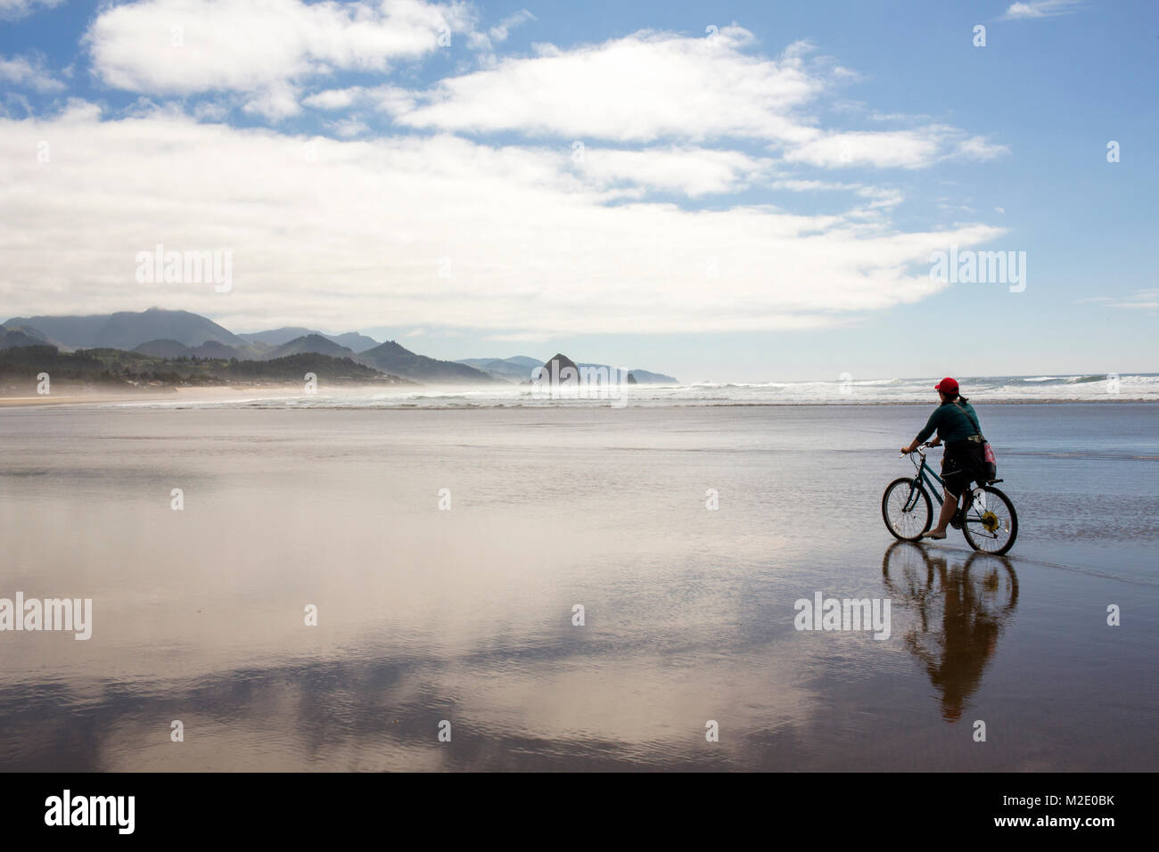 Kaukasische Frau Reiten Fahrrad am Strand Stockfoto
