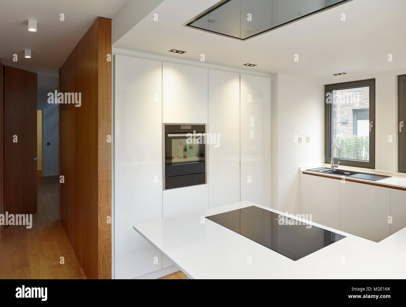 Moderne, weiße Küche Stockfoto