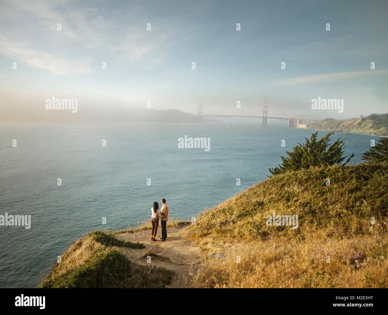 Paar genießen Sie einen herrlichen Blick auf die Bucht Stockfoto