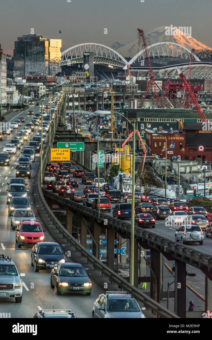 Usa, Washington, Seattle, Alaska Weise Viaduct. bei Sonnenuntergang mit Mount Rainier. Stockfoto