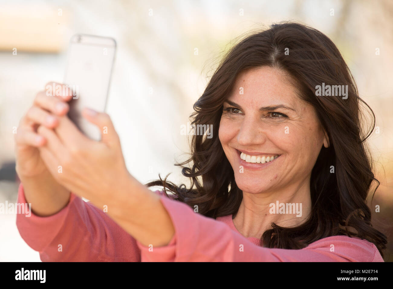 Wunderschöne reife Frau lächelnd. Stockfoto