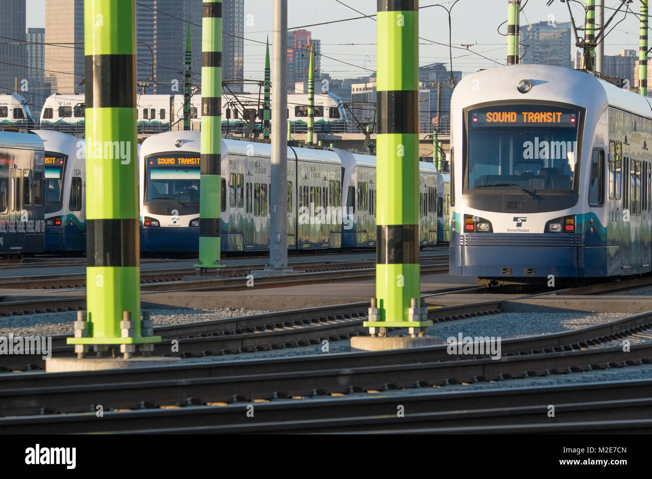 Link Light Rail, die sich in der O&M Hof, Seattle. Washington, USA Stockfoto