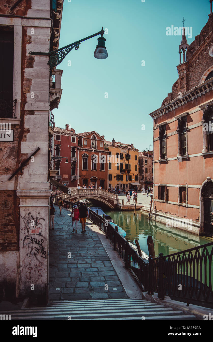 Kanäle und Boote in Venedig, Italien. Bunte Fotos an einem sonnigen Tag. Stockfoto