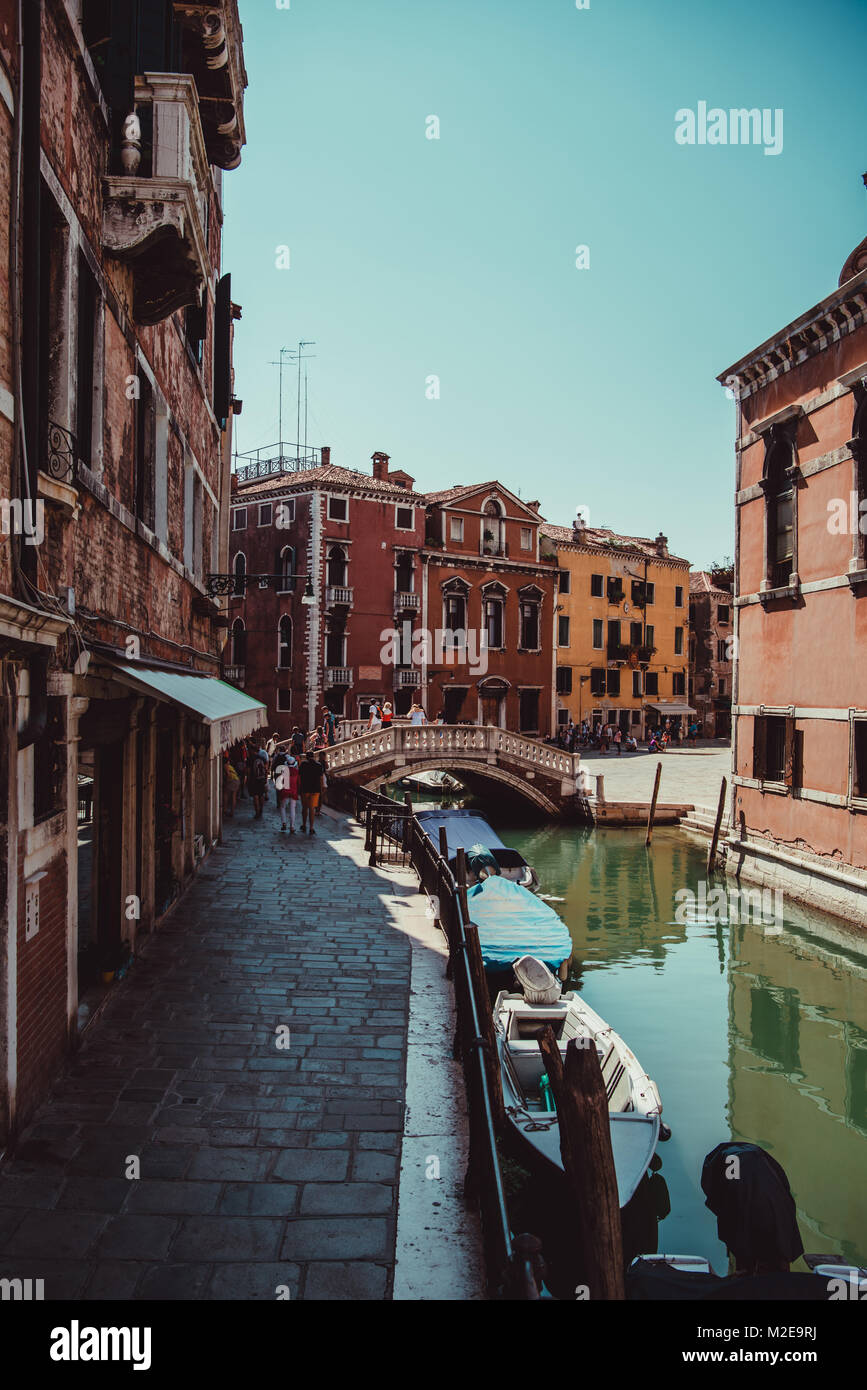 Kanäle und Boote in Venedig, Italien. Bunte Fotos an einem sonnigen Tag. Stockfoto