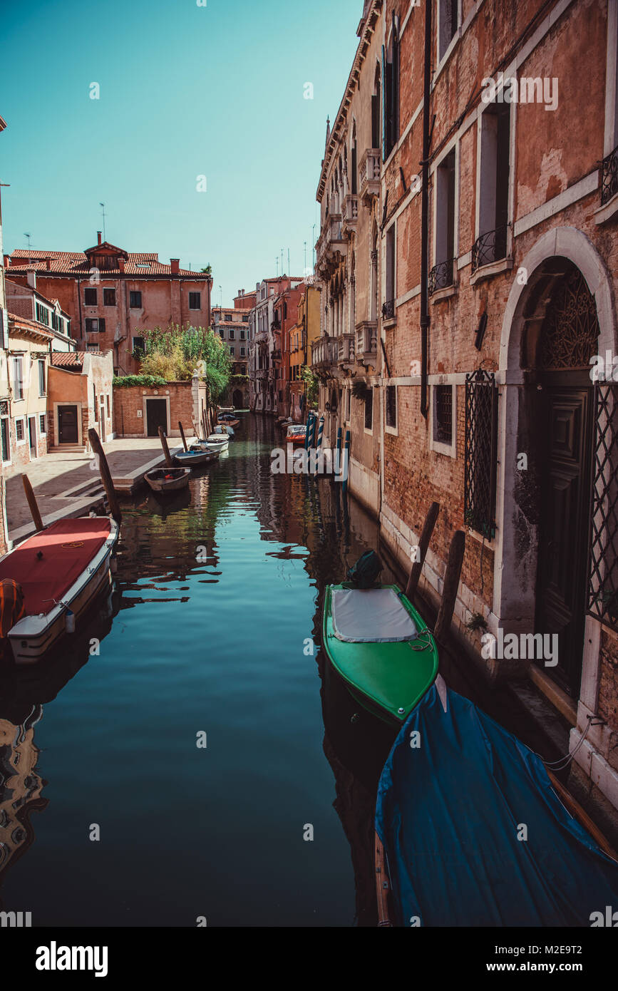 Kanäle und Boote in Venedig, Italien. Bunte Fotos an einem sonnigen Tag. Stockfoto
