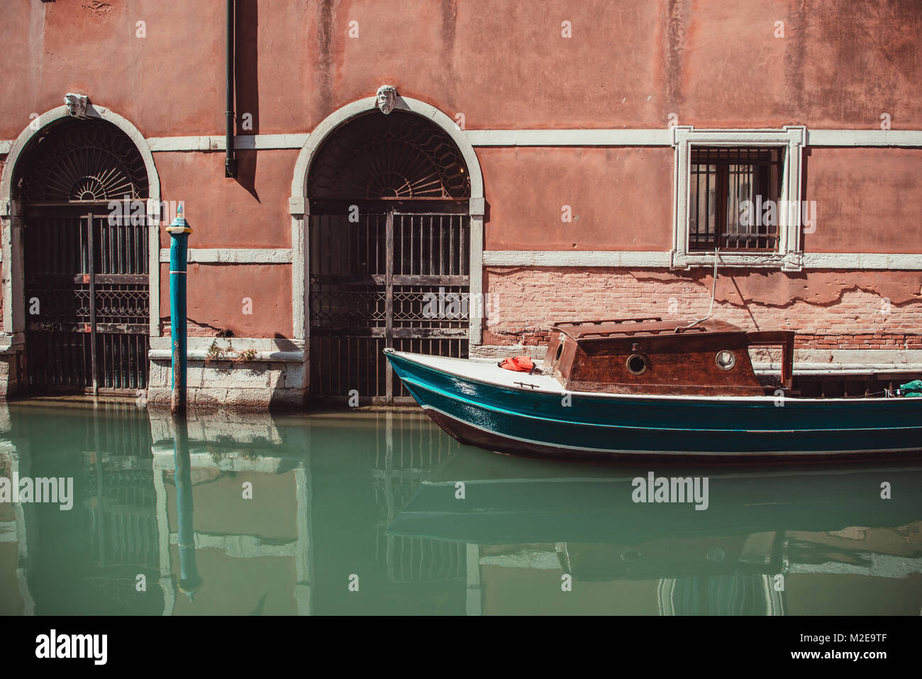Boot schwimmend in einem Kanal in Venedig, Italien, an einem sonnigen Tag. Stockfoto