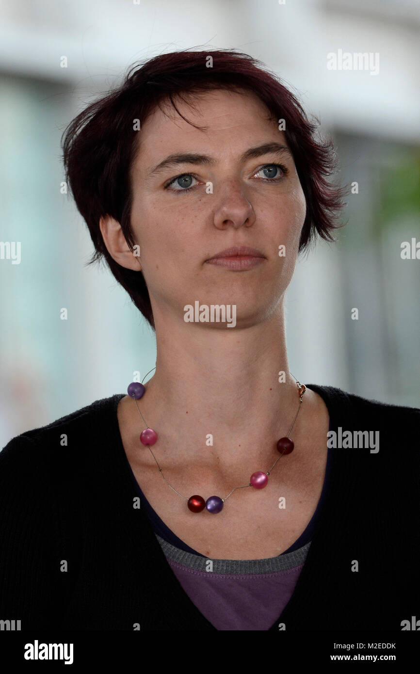 Die Oberbürgermeisterkandidatin der on the left side, Maren Kaminski