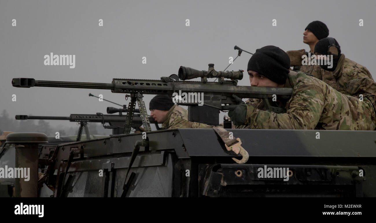 Us-Soldaten an die Zentrale und Hauptverwaltung Truppe sniper Abschnitt, 3 Staffel, 2. Kavallerie Regiments, mit Feuer Barrett. 50-Kaliber Gewehren auf einen Bereich in der Nähe der Bemowo Piskie, Polen, Feb 2, 2018 zugeordnet. Diese Soldaten sind ein Teil der einzigartigen, multinationalen Battle Group, bestehend aus USA, Großbritannien, Kroatischen und Rumänische Soldaten dienen, die mit der polnischen 15 mechanisierte Brigade als Abschreckung Kraft im Nordosten Polens in der Unterstützung der NATO-Präsenz verstärkt nach vorne. (U.S. Armee Stockfoto