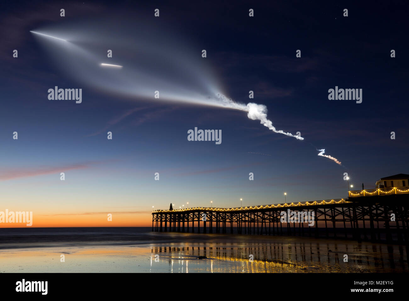 SpaceX Falcon 9 Rakete starten ab 22. Dezember 2017 von Pacific Beach in San Diego gesehen Stockfoto