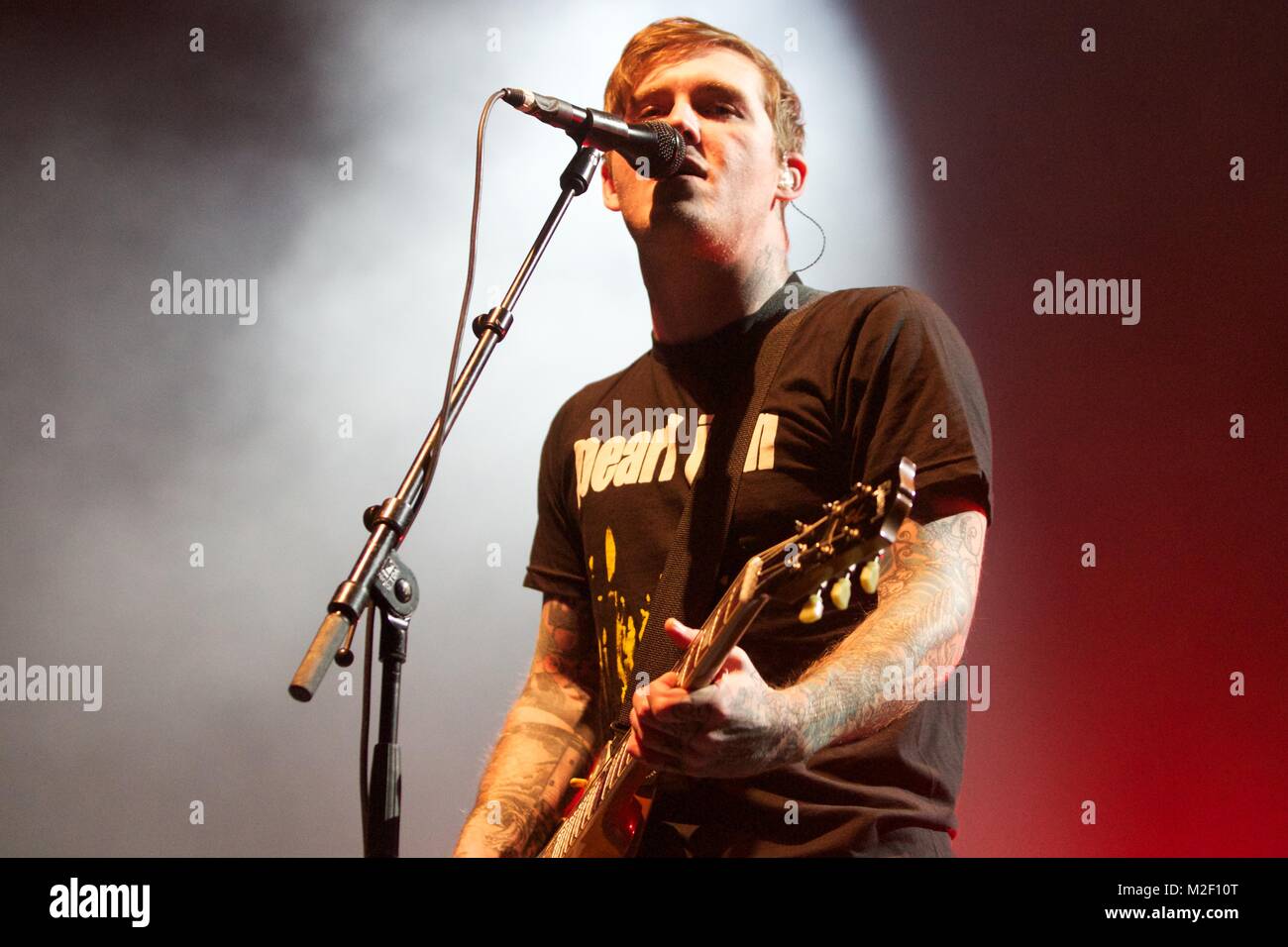 US-amerikanische Punkrock-Band Die GASLIGHT ANTHEM mit Brian Fallon (voc, git.), Alex Levine (b), Benny Horowitz (dr) und Alex Rosamilia (Git) in ihrer "handschriftlichen"-Tour am 1.11.2012 live in der Sporthalle Hamburg Stockfoto