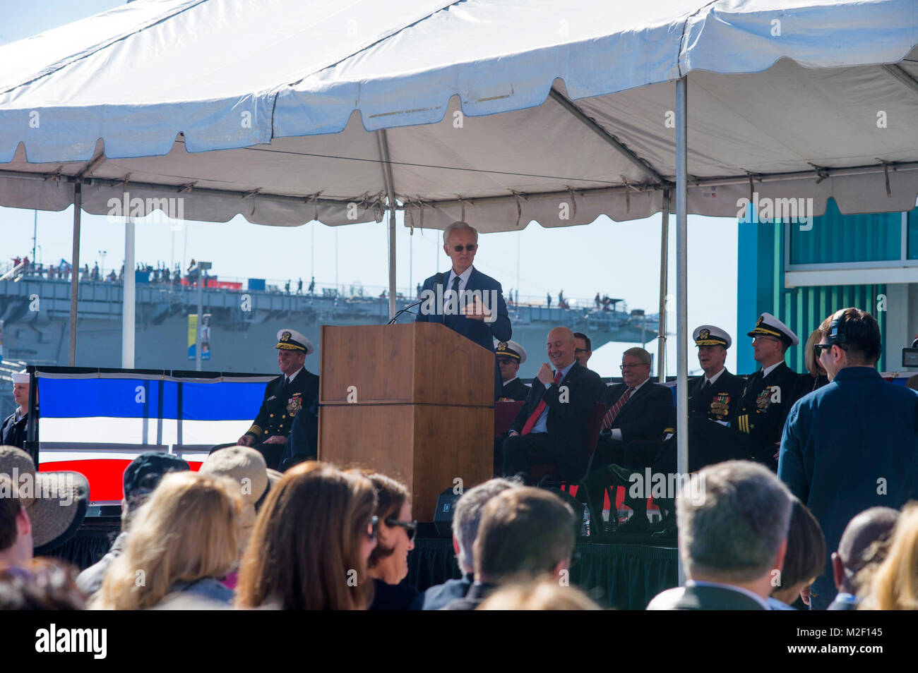 SAN DIEGO (Feb. 3, 2018) Der ehemalige US-Senator von Nebraska, 35th Gouverneur von Nebraska und Ehrenmedaille Empfänger, der Frau Abgeordneten Bob Kerrey spricht während der Aussendung des Littoral Combat Ship USS Omaha (LCS 12) am Broadway Pier in der Innenstadt von San Diego. Omaha ist der 11 Littoral Combat Ship die Flotte und die sechste der Unabhängigkeit Variante eingeben. Das Schiff ist für die Stadt von Omaha, Nebraska benannt und ist zu Naval Surface Forces, US Pacific Fleet zugeordnet. (U.S. Marine Stockfoto