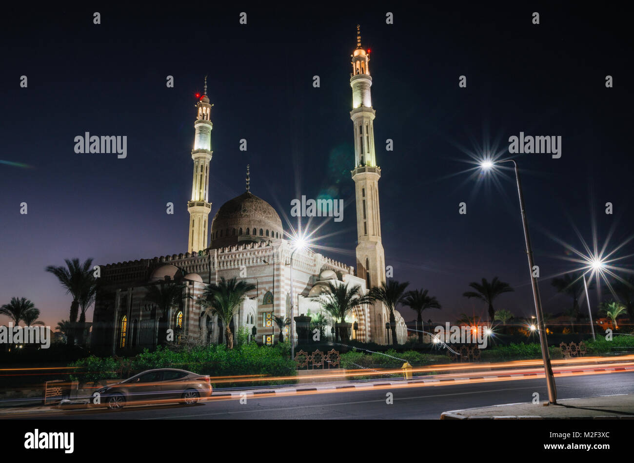 Moschee Masjid al-Mostafa in der Stadt von Sharm el Sheikh in Ägypten in der Nacht beleuchtung Stockfoto