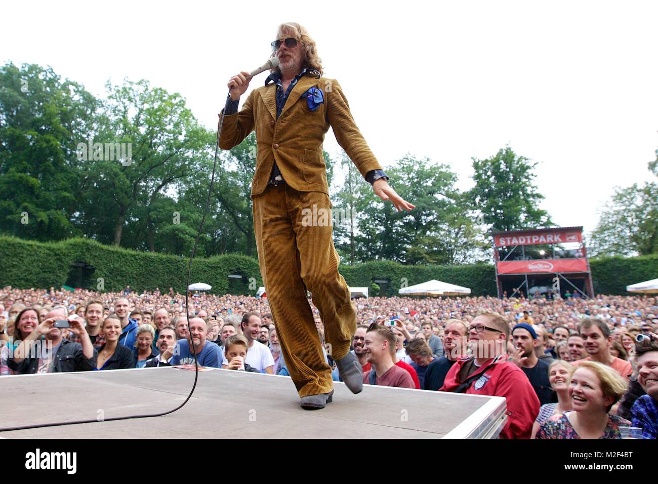 HELGE SCHNEIDER, deutscher Unterhaltungskünstler aus Mühlheim an der Ruhr, spielte am 30.08.2013 in thunfischwadenfänger Sommertour live im Stadtpark Hamburg und präsentierte sein aktuelles Nr.1-Album ommer, Sonne, Kaktus". Stockfoto