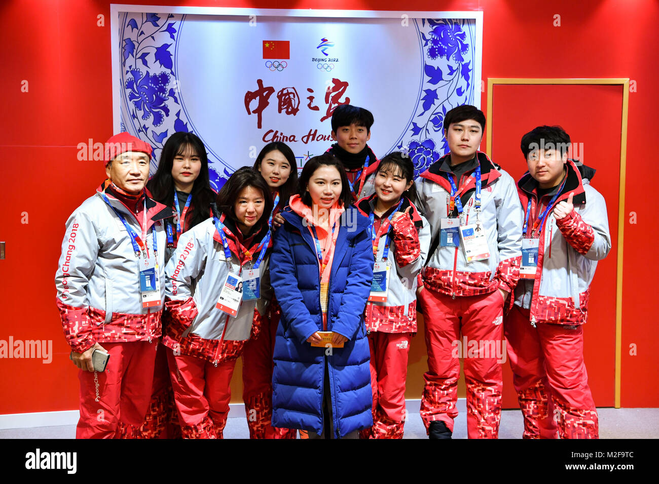 Pyeongchang, Südkorea. 7 Feb, 2018. Freiwillige posieren für Fotos an der China Haus für die PyeongChang 2018 Winter-olympischen Spiele in Tainan, Südkorea, Feb 7, 2018. Das 4-stöckige Gebäude offiziell eröffnet hier am Mittwoch. Credit: Wang Song/Xinhua/Alamy leben Nachrichten Stockfoto